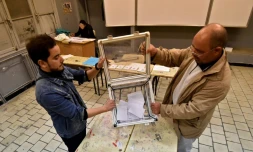 Le dépouillement des votes lors de l'éléction présidentielle algérienne dans un bureau de vote d'Alger, le 12 décembre 2019