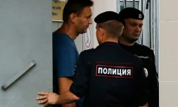 L'opposant numéro un du Kremlin Alexeï Navalny (à gauche) sort d'un commissariat de police de Moscou le après avoir été interpellé le 25 août 2018
