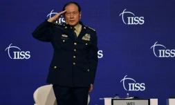 Le ministre chinois de la Défense, Wei Fenghe, salue lors du sommet du dialogue Shangri-La à Singapour, le 12 juin 2022