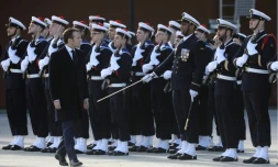 Emmanuel Macron passe en revue des marins lors de la cérémonie des voeux aux armées à la BA 101 de Toulouse-Francazal, le 17 janvier 2019