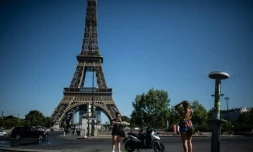 Rafraichissement grâce à une fontaine à Paris près de la Tour Eiffel, le 7 août 2020