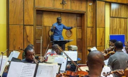 Le chef d'orchestre Armand Diangienda (c) dirige une répétition de l'orchestre kimbanguiste de Kinshasa, le 16 octobre 2024 en RDC