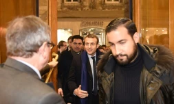 Photo en date du 13 décembre 2016 montrant Emmanuel Macron (C), à l'époque candidat à la présidentielle, précédé par son garde du corps Alexandre Benalla (D), dans une librairie de Bordeaux