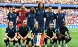L'équipe de France féminine de football pose sur la pelouse du Parc des Princes avant le coup d'envoi du quart de finale du Mondial contre les Etats-Unis, le 28 juin 2019