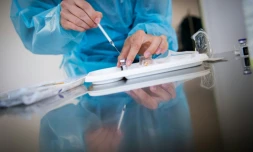 Une infirmiÚre prépare une dose de vaccin contre le Covid-19, dans un centre de vaccination à Nantes, le 9 avril 2021