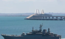 Photo prise le 17 juillet 2023 montrant un navire de guerre russe prĂšs du pont de Kertch