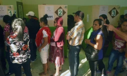 Des Honduriens attendent de recevoir leur carte d'électeur pour voter à la présidentielle, le 25 novembre 2017 à Tegucigalpa