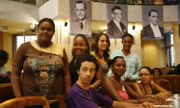 11 jeunes réunionnais à la manifestation nationale du 20ème anniversaire de la 
Convention Internationale des Droits de l'Enfant reçus au Département (Photo : CG974)