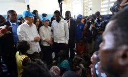 Le secrétaire général de l'ONU Ban Ki-moon et son épouse Yoo Soon-taek visitent les sinistrés de l'ouragan Matthew aux Cayes dans sud-ouest d'Haïti, le 15 octobre 2016