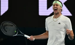 Le joueur de tennis allemand Alexander Zverev célÚbre sa victoire contre l'Espagnol Carlos Alcaraz en quart de finale de l'Open d'Australie à Melbourne le 24 janvier 2024
