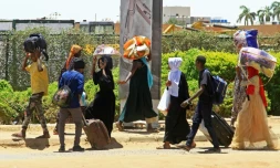 Des habitants de Khartoum fuient les combats entre l'armée et les paramilitaires, le 18 avril 2023 au Soudan