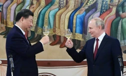 Le président chinois Xi Jinping (g) porte un toast avec son homologue russe Vladimir Poutine lors d'une réception au Kremlin, le 21 mars 2023 à Moscou