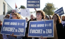 Des partisans du projet d'aéroport Notre-Dame des Landes manifestent le 13 octobre 2017 à Bouguenais devant l'aéroport de Nantes dont ils réclament le déplacement
