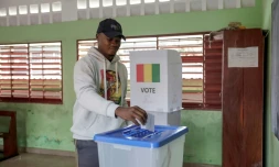 Un électeur vote sur le projet de nouvelle Constitution lors d'un référendum à Conakry le 21 september 2025.
