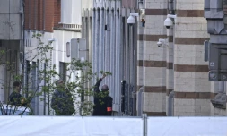 Des enquêteurs de la police devant la synagogue de Liège, après une explosion dans la nuit, le 9 mars 2026 en Belgique