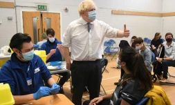 Le Premier ministre britannique Boris Johnson visite un centre de vaccination à Londres, le 13 décembre 2021