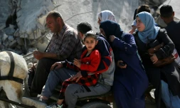 Des Gazaouis fuient la ville de Gaza, dans le nord du territoire palestinien, après une intensification des meurtrières frappes israéliennes dans le secteur, le 16 mai 2025