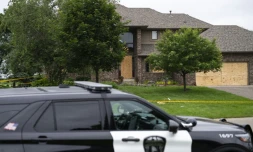 Une voiture de police dimanche 15 juin 2025 devant la maison de la démocrate Melissa Hortman, tuée la veille à Brooklyn Park, dans le Minnesota