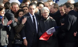 François Fillon entouré de sa fille Marie (g) et de sa femme Penelope (d), devant la rassemblement de dizaines de milliers de ses partisans place du Trocadéro à Paris le 5 mars 2017