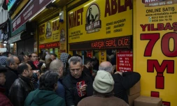 "Nimet Abla" le stand de loterie le plus chanceux de Turquie selon sa légende attire des queues sans fin à Istanbul. Ici, le 14 décembre 2018