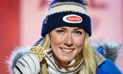 L'Américaine Mikaela Shiffrin pose avec sa médaille d'or après sa victoire au super-G lors des  Mondiaux de ski, le 5 février 2019 à Are 