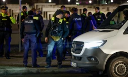 Des policiers sur les lieux où une personne a été poignardée près du mémorial des Juifs assassinés d'Europe à Berlin le 21 février 2025