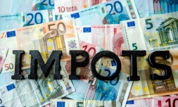 Le mot "Impôts" sur des billets en euros à Lille, le 25 août 2014