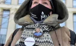Une militante à Moscou le 23 décembre 2021 devant le tribunal de Moscou qui doit statuer sur le sort de l'ONG Memorial