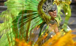 Une membre de l'école de samba Unidos do Peruche lors d'un défilé à Rio de Janeiro, au Brésil, le 6 février 2016