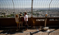 Des visiteurs regardent Paris d'un des deux premiers étages de la Tour Eiffel, le 25 juin 2020
