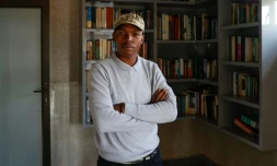 Nhlanhla Lux Mohlauli chez lui à Soweto le 22 avril 2022