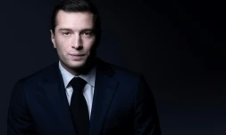 Le président du Rassemblement national, Jordan Bardella, pose lors d'une séance photo à Paris le 31 janvier 2024