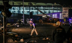 Des experts de la police turque sur les lieux de l'attentat, à proximité du stade de l'équipe de football de Besiktas, le 10 décembre 2016 à Istanbul