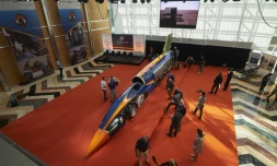 Des visiteurs devant une  voiture-fusée pouvant atteindre la vitesse surréaliste de 1.600 km/h présentée à Londres, le 24 septembre 2015 à Londres
