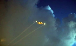 Un avion épand un pesticide pour détruire les moustiques qui transmettent le virus Zika à Miami, aux Etats-Unis, le 12 août 2016