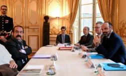 Le secrétaire général de la CGT Philippe Martinez (G), le Premier ministre Edouard Philippe (D) et le haut-commissaire aux retraites Jean-Paul Delevoye (2eD) posent le 26 novembre 2019 à Matignon 