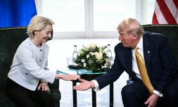 Le président américain Donald Trump (D) et la présidente de la Commission européenne Ursula von der Leyen (G) annoncent un accord douanier à Turnberry en Ecosse le 27 juillet 2025