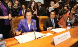 Jeudi 20 mai 2010: Signature du protocole d'accord sur le GIP &quot;continuité territoriale&quot; entre Marie-Luce Penchard et Didier Rober (Photo : Fabrice Wislez pour Imaz Press)