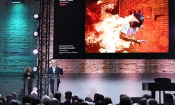 Ronaldo Schemidt s'exprime à Paris le 12 avril 2018 devant la photo qu'il a faite lors d'émeutes à Caracas le 3 mai 2017