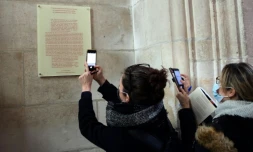 Une plaque pour "faire mémoire" aux enfants victimes de violences sexuelles de la part de prêtres dévoilée dans la cathédrale de Luçon, en Vendée, le 14 mars 2021