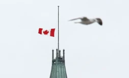 Le drapeau canadien sur le Parlement Ă Ottawa le 14 novembre 2015