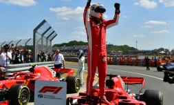 Sebastian Vettel juché sur sa Ferrari aprÚs sa victoire dans le GP de Grande-Bretagne à Silverstone, le 8 juillet 2018