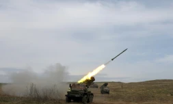 Les troupes ukrainiennes lancent une roquette en direction des forces russes, le 10 avril 2022 prĂšs de Lougansk, dans le Donbass