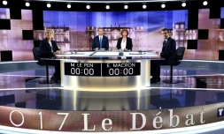 Les candidats à la présidentielle Marine Le Pen (g) et Emmanuel Macron (d) avant le débat télévisé diffusé sur France 2 et TF1, le 3 mai 2017 à La Plaine-Saint-Denis, au nord de Paris