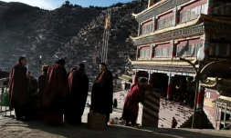 Des moniales tibétaines devant l'Institut bouddhiste de Larung Gar, à Sertar en Chine, le 8 décembre 2015