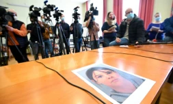 Conférence de presse à Epinal aprÚs la disparition de la petite Mia Montemaggi, dont on aperçoit le portrait (au premier plan), le 14 avril 2021