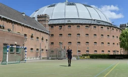 Anneloes van Boxtel, directrice de projet immobilier auprès du ministère de l'Intérieur, pose le 9 juin 2017 devant la prison Boschpoort à Breda, transformée en bureaux