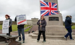 Un petit groupe de loyalistes rassemblĂ©s devant le parlement Ă Belfast le 8 avril 2021, oĂč les dĂ©putĂ©s dĂ©battent des rĂ©centes violences