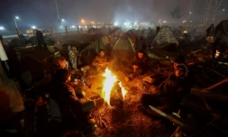 Des migrants près du camp de Bruzgi-Kuznica à la frontière entre le Belarus et la Pologne le 17 novembre 2021