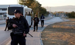 Des policiers turcs sécurisent une partie d'une route principale à Kahramankazan, à environ 40 kilomètres au nord d'Ankara, le 23 octobre 2024, à proximité du bâtiment des industries aérospatiales turques (TAI) où un attentat a fait quatre morts morts et quatorze blessés